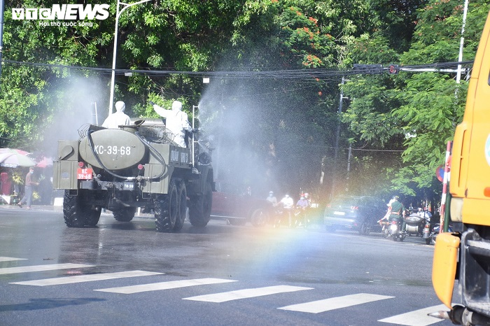 Hải Phòng phun hóa chất khử trùng 700km đường phố để phòng dịch COVID-19 - 9