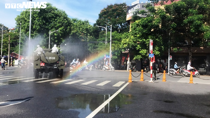 Hải Phòng phun hóa chất khử trùng 700km đường phố để phòng dịch COVID-19 - 8