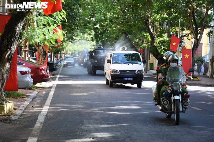 Hải Phòng phun hóa chất khử trùng 700km đường phố để phòng dịch COVID-19 - 1