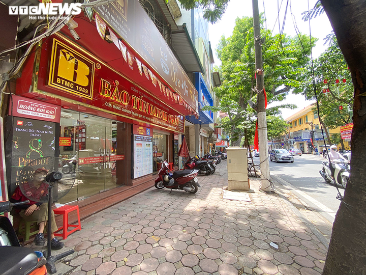 Nửa ngày giá vàng giảm sốc 3 triệu đồng/lượng, phố vàng Hà Nội vắng tanh - 2