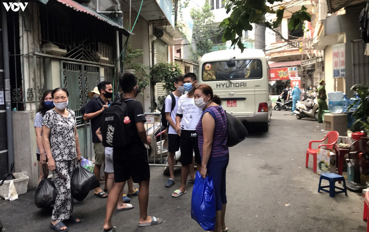 Hà Nội xử phạt hàng loạt trường hợp không đeo khẩu trang khi ra đường - 10