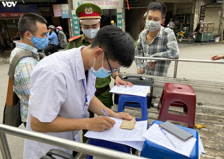 Hà Nội xử phạt hàng loạt trường hợp không đeo khẩu trang khi ra đường - 4