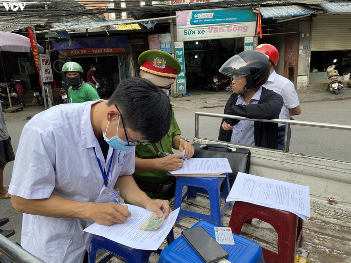 Hà Nội xử phạt hàng loạt trường hợp không đeo khẩu trang khi ra đường - 5
