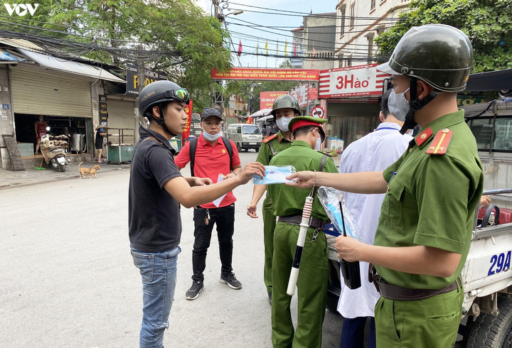 Hà Nội xử phạt hàng loạt trường hợp không đeo khẩu trang khi ra đường - 7
