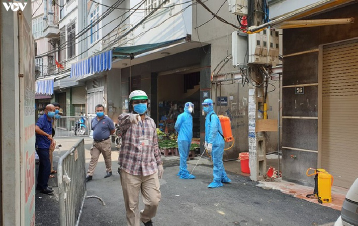 Hà Nội xử phạt hàng loạt trường hợp không đeo khẩu trang khi ra đường - 9