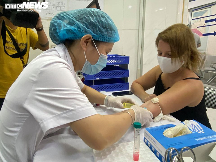 Người phụ nữ Mỹ vượt ngàn cây số từ TP.HCM ra Hà Nội hiến huyết tương cứu người - 1