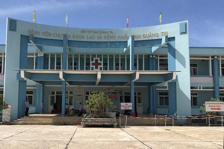 Bệnh nhân COVID-19 ở Quảng Trị không chịu ăn, nằng nặc đòi về nhà - 1