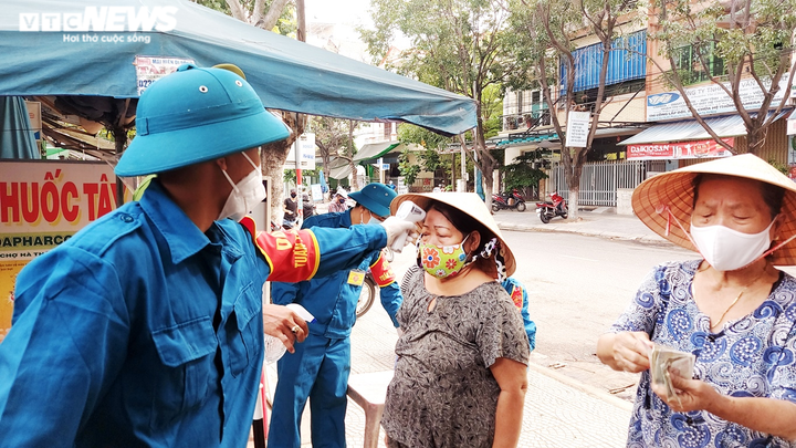 Ngày đầu người Đà Nẵng đi chợ bằng phiếu chẵn lẻ thế nào? - 5