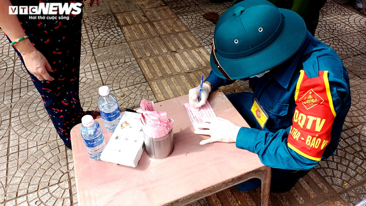 Ngày đầu người Đà Nẵng đi chợ bằng phiếu chẵn lẻ thế nào? - 3