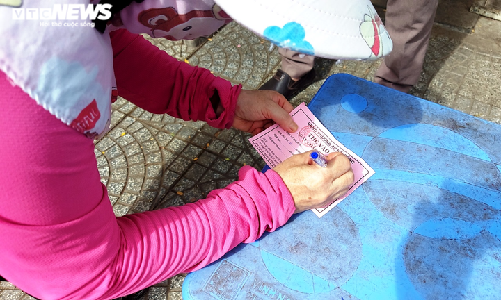 Ngày đầu người Đà Nẵng đi chợ bằng phiếu chẵn lẻ thế nào? - 2