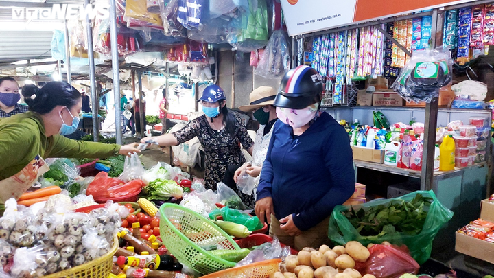 Ngày đầu người Đà Nẵng đi chợ bằng phiếu chẵn lẻ thế nào? - 8