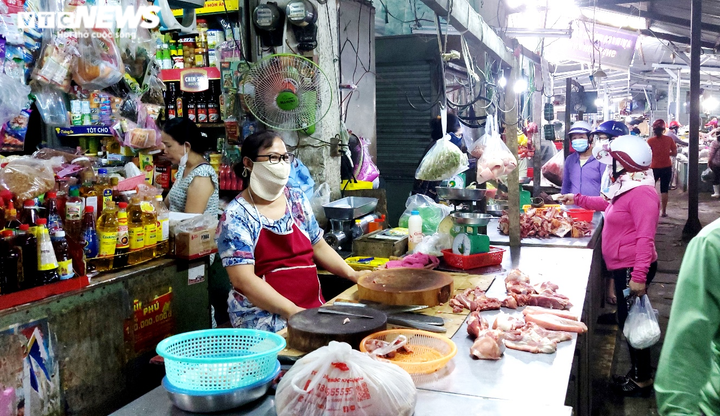 Ngày đầu người Đà Nẵng đi chợ bằng phiếu chẵn lẻ thế nào? - 6