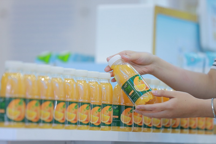 Tập đoàn TH tặng 75.000 sản phẩm sữa tươi sạch và nước trái cây đến miền Trung - 1