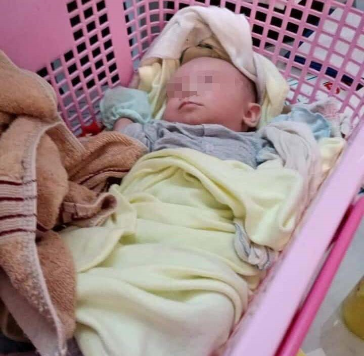 Sinh viên bỏ con 10 ngày tuổi bên đường nhờ nuôi dưỡng - 1