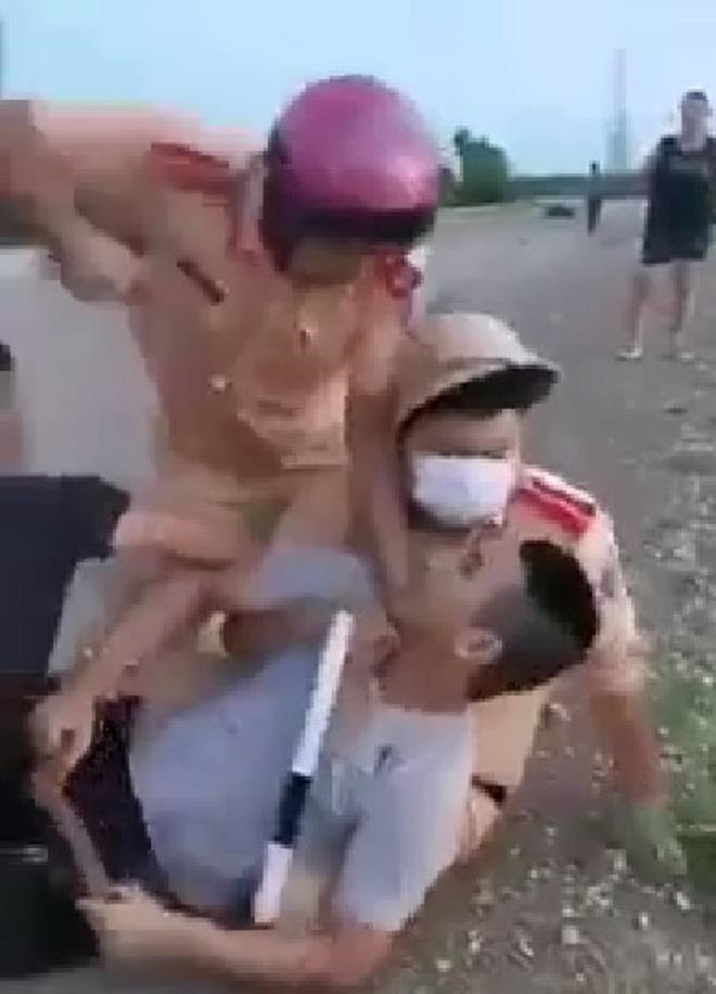 Tạm đình chỉ chiến sĩ CSGT ở Quảng Ninh đấm túi bụi người vi phạm - 2