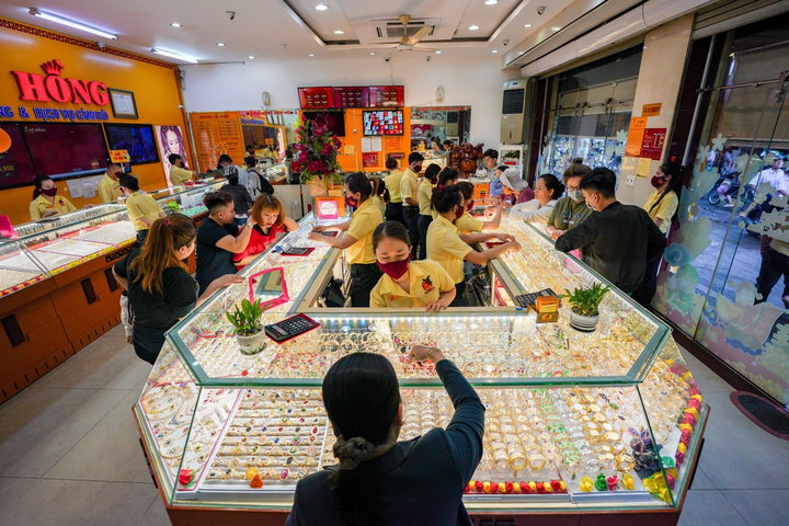 Sau khi lên đỉnh 62 triệu đồng/lượng, vàng SJC thoái trào thế nào? - 1