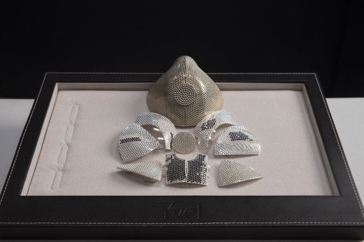 Khẩu trang đắt nhất thế giới đính 3.600 viên kim cương - 1