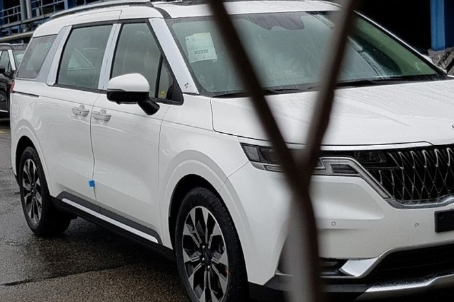 Kia Sedona 2021 lộ diện trước ngày ra mắt - 1