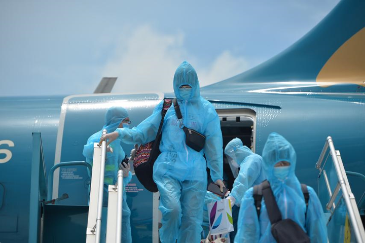 Chuyến bay đầu tiên chở 199 người mắc kẹt ở Đà Nẵng về Hà Nội - 8