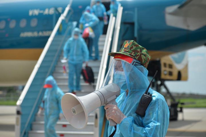 Chuyến bay đầu tiên chở 199 người mắc kẹt ở Đà Nẵng về Hà Nội - 7