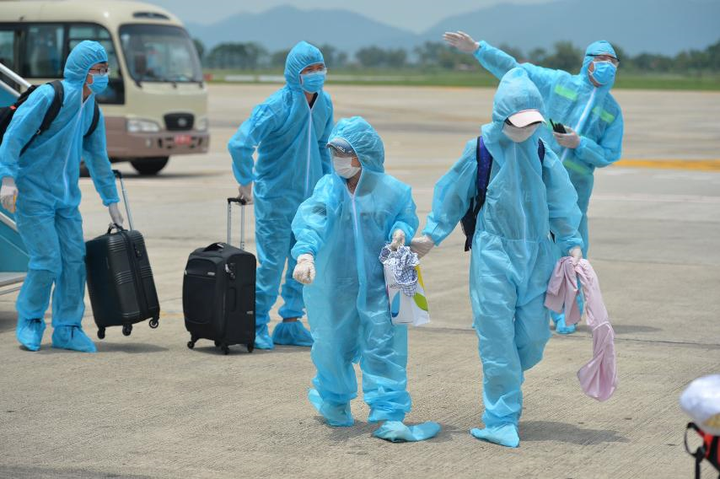 Chuyến bay đầu tiên chở 199 người mắc kẹt ở Đà Nẵng về Hà Nội - 9