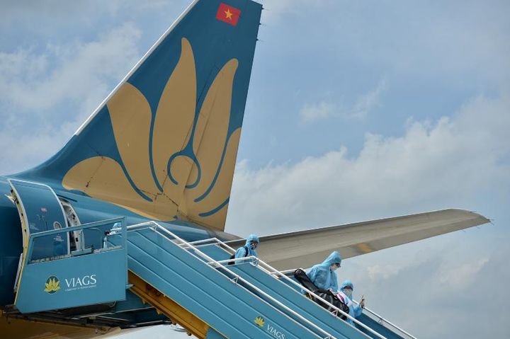 Chuyến bay đầu tiên chở 199 người mắc kẹt ở Đà Nẵng về Hà Nội - 4