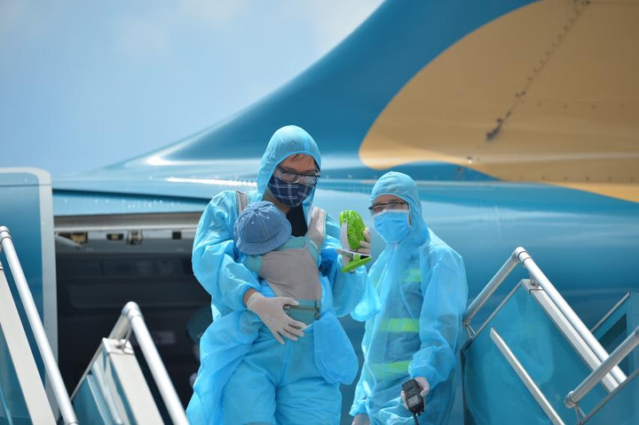 Chuyến bay đầu tiên chở 199 người mắc kẹt ở Đà Nẵng về Hà Nội - 6