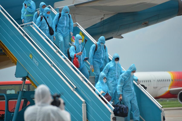 Chuyến bay đầu tiên chở 199 người mắc kẹt ở Đà Nẵng về Hà Nội - 5