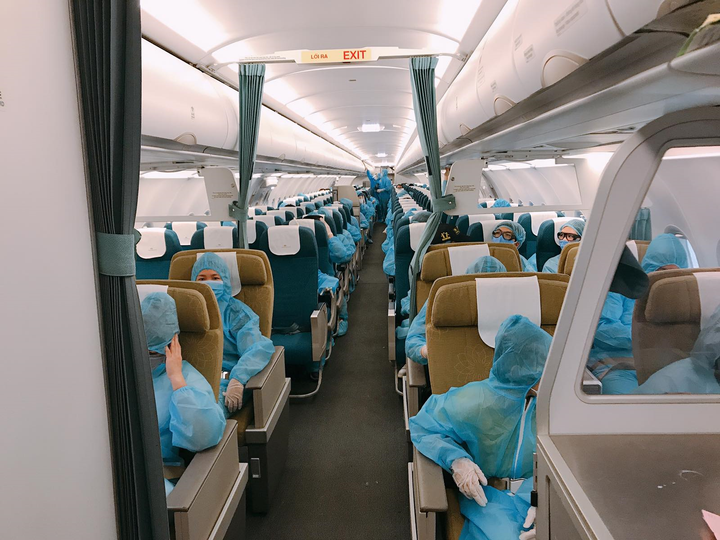 Chuyến bay đầu tiên chở 199 người mắc kẹt ở Đà Nẵng về Hà Nội - 2