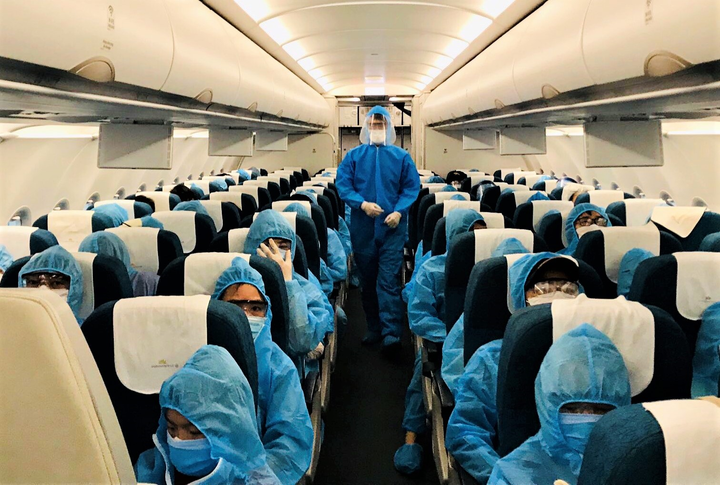 Chuyến bay đầu tiên chở 199 người mắc kẹt ở Đà Nẵng về Hà Nội - 3