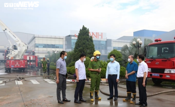 Hiện trường tan hoang sau đám cháy kho chứa sơn trong khu công nghiệp ở Bắc Ninh - 3