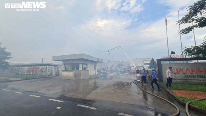 Hiện trường tan hoang sau đám cháy kho chứa sơn trong khu công nghiệp ở Bắc Ninh - 4