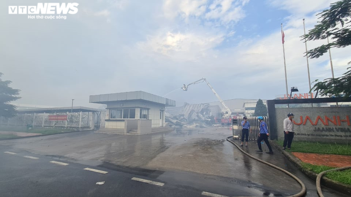 Nhà xưởng trong khu công nghiệp ở Bắc Ninh bị thiêu rụi lúc sáng sớm - 3