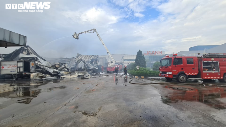 Nhà xưởng trong khu công nghiệp ở Bắc Ninh bị thiêu rụi lúc sáng sớm - 6