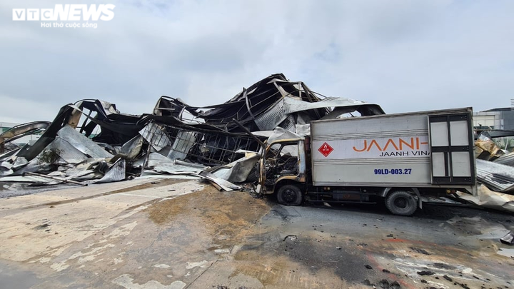 Hiện trường tan hoang sau đám cháy kho chứa sơn trong khu công nghiệp ở Bắc Ninh - 9