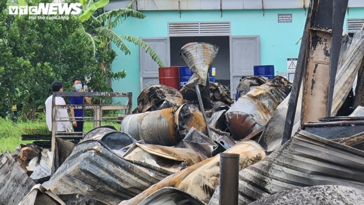 Hiện trường tan hoang sau đám cháy kho chứa sơn trong khu công nghiệp ở Bắc Ninh - 7