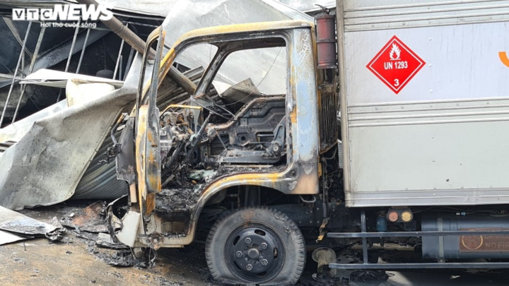 Hiện trường tan hoang sau đám cháy kho chứa sơn trong khu công nghiệp ở Bắc Ninh - 6