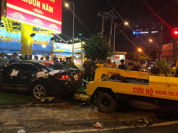 Ảnh: Hiện trường vụ ô tô Camry tông hàng loạt xe máy ở TP.HCM - 6