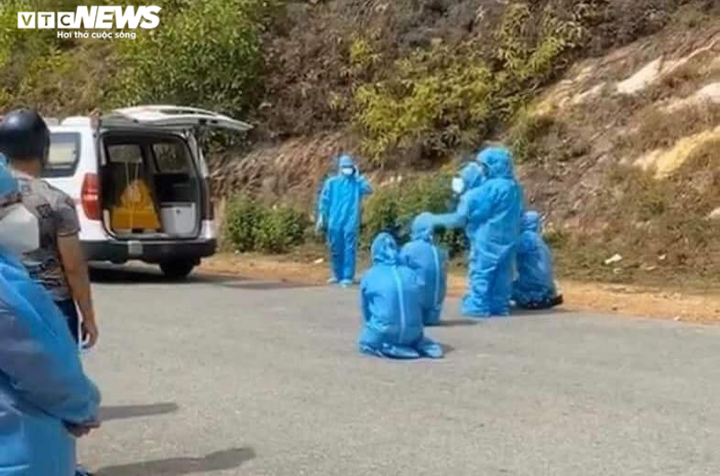 Sự thật hình ảnh xe chở thi hài bệnh nhân COVID-19 dừng lại để người nhà vái lạy - 1