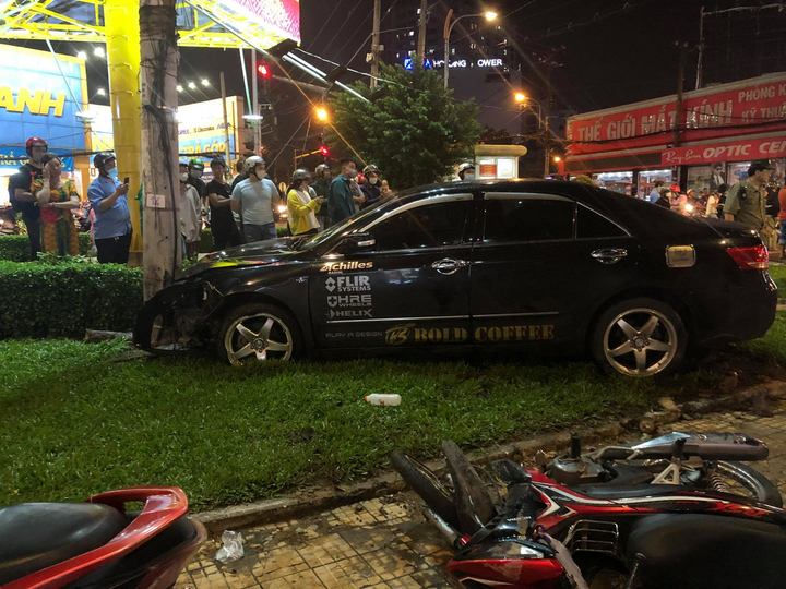 Ảnh: Hiện trường vụ ô tô Camry tông hàng loạt xe máy ở TP.HCM - 1