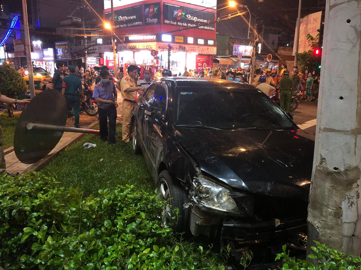 Ảnh: Hiện trường vụ ô tô Camry tông hàng loạt xe máy ở TP.HCM - 4