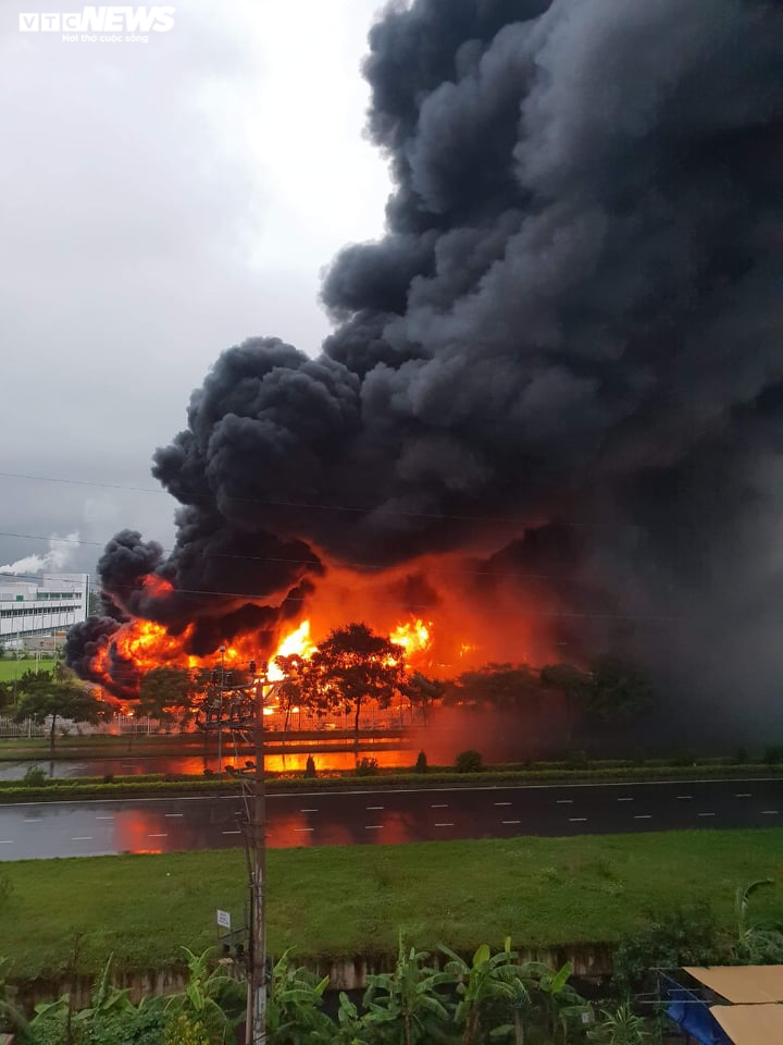 Nhà xưởng trong khu công nghiệp ở Bắc Ninh bị thiêu rụi lúc sáng sớm - 1