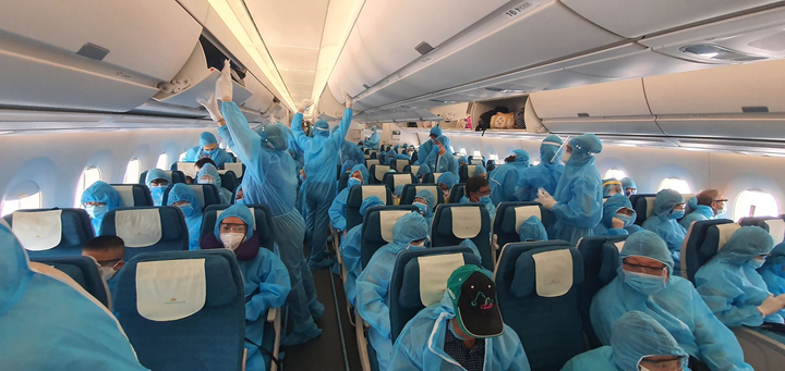 Ảnh: Hơn 300 du khách mắc kẹt tại Đà Nẵng về tới Tân Sơn Nhất - 6