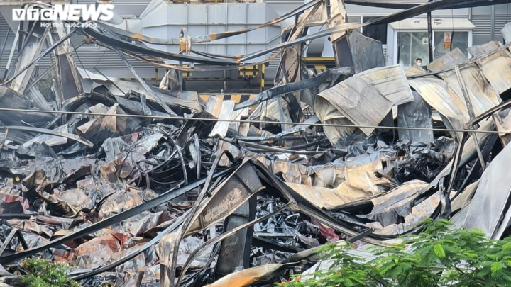 Hiện trường tan hoang sau đám cháy kho chứa sơn trong khu công nghiệp ở Bắc Ninh - 8