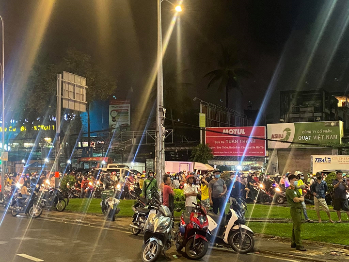 Ô tô Camry tông hàng loạt xe máy ở TP.HCM, nhiều người bị thương - 3