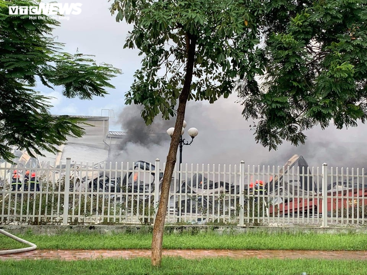 Nhà xưởng trong khu công nghiệp ở Bắc Ninh bị thiêu rụi lúc sáng sớm - 5