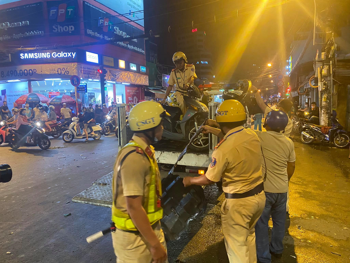 Ảnh: Hiện trường vụ ô tô Camry tông hàng loạt xe máy ở TP.HCM - 5