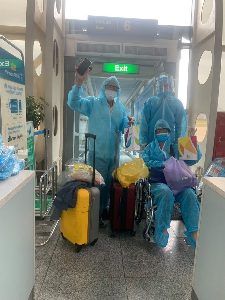 Ảnh: Hơn 300 du khách mắc kẹt tại Đà Nẵng về tới Tân Sơn Nhất - 3