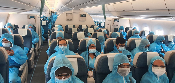 Ảnh: Hơn 300 du khách mắc kẹt tại Đà Nẵng về tới Tân Sơn Nhất - 5