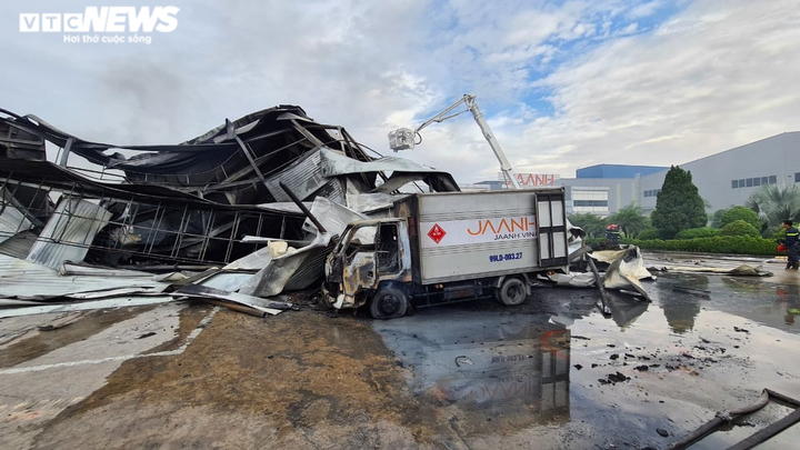 Nhà xưởng trong khu công nghiệp ở Bắc Ninh bị thiêu rụi lúc sáng sớm - 4